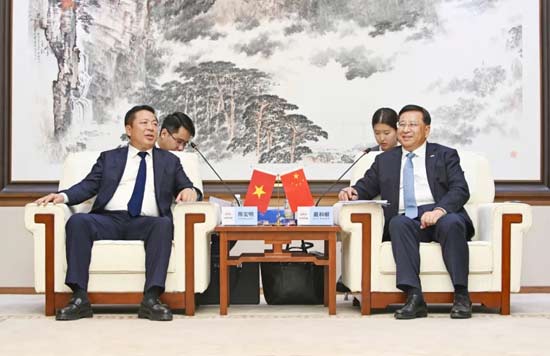 戴和根與越南建設部部長陳宏明舉